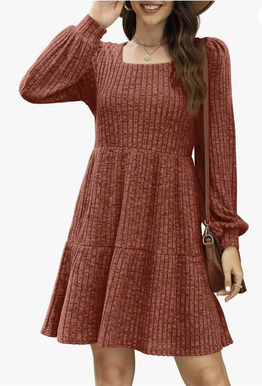Vestido corto caramelo con escote cuadrado y mangas largas