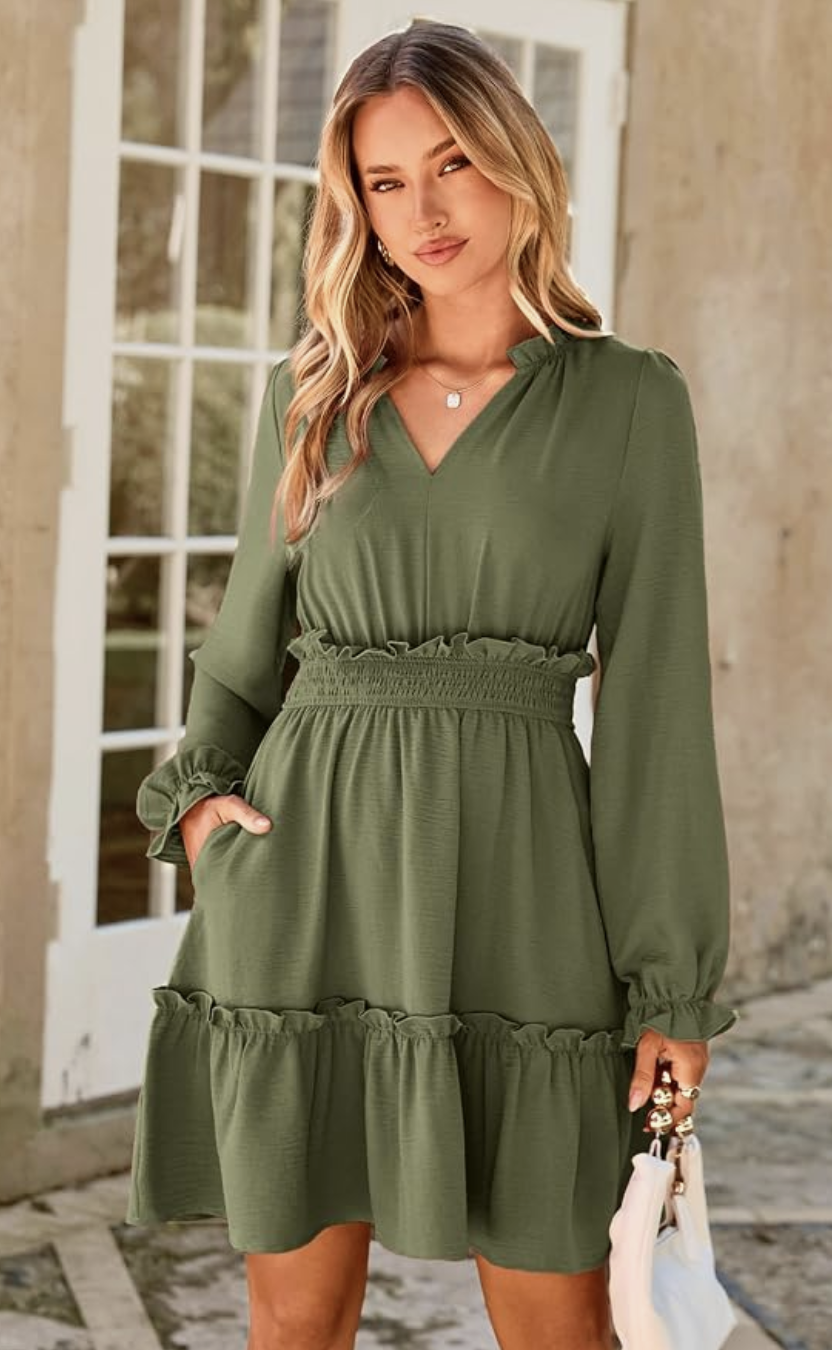 Vestido corto verde oliva con cintura marcada, manga larga y falda con vuelo
