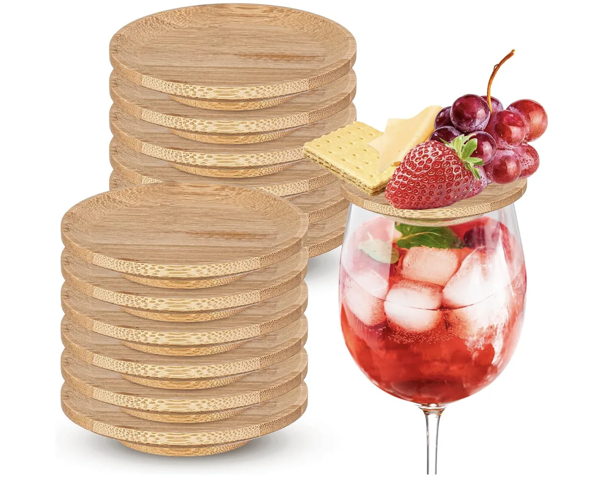 Mini tablas redondas de bambú colocadas sobre copas de vino