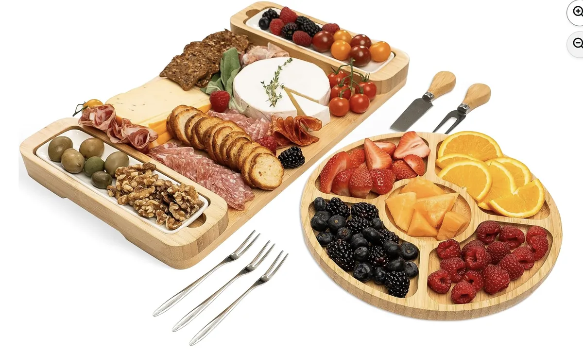 Tabla de charcutería de bambú con recipientes y accesorios para servir