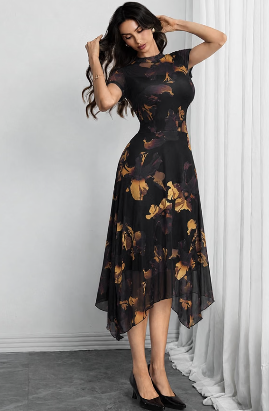 Vestido midi negro con estampado floral en tonos mostaza y chocolate para una cena de Thanksgiving