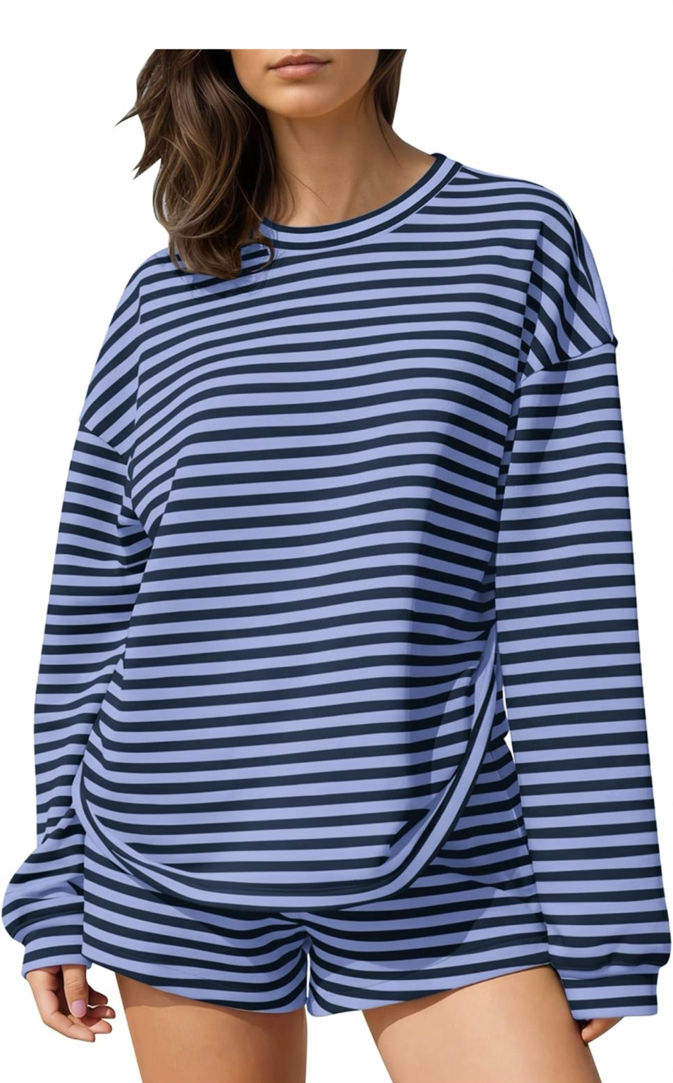 Conjunto de rayas azul marino con camiseta oversized de manga larga y shorts