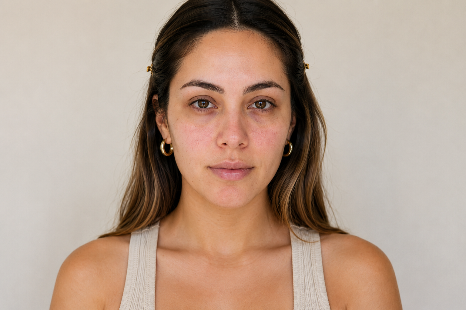 Antes del Soft Glam: piel natural con ligera rojez, ojeras suaves y labios sin color