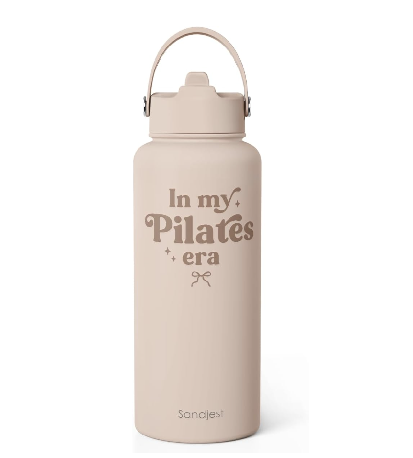 Botella térmica beige de 32 oz con la frase In My Pilates Era