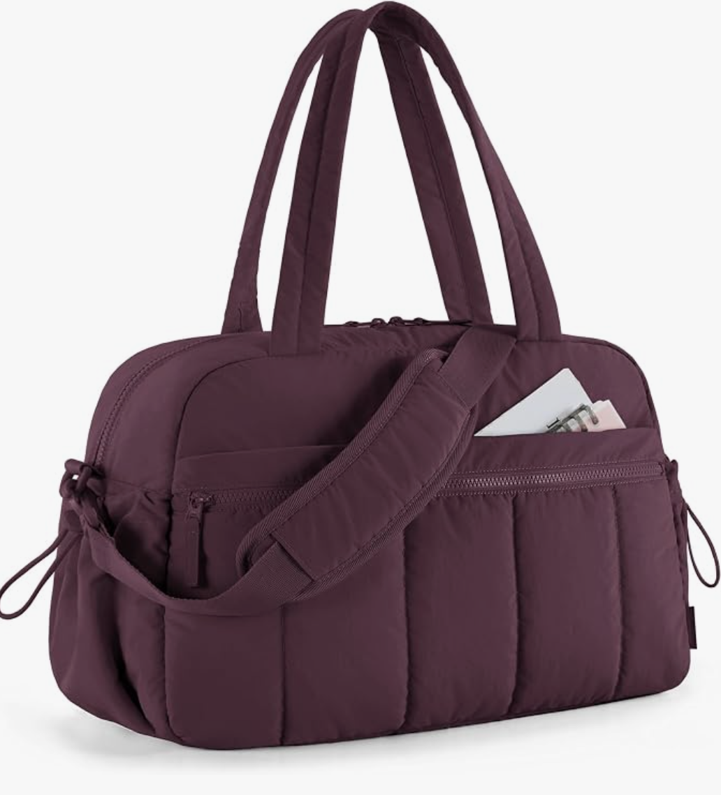 Bolso deportivo BAGSMART color uva con correa cruzada y bolsillos