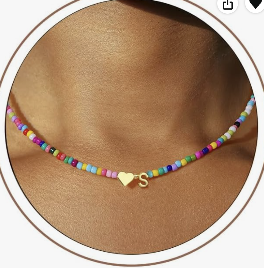 Collar de cuentas multicolor con corazón e inicial dorada personalizable