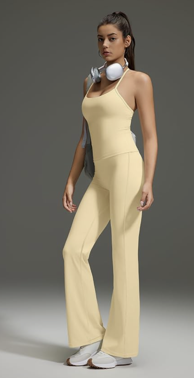 Conjunto amarillo mantequilla con top fitted y pantalón flare para Pilates