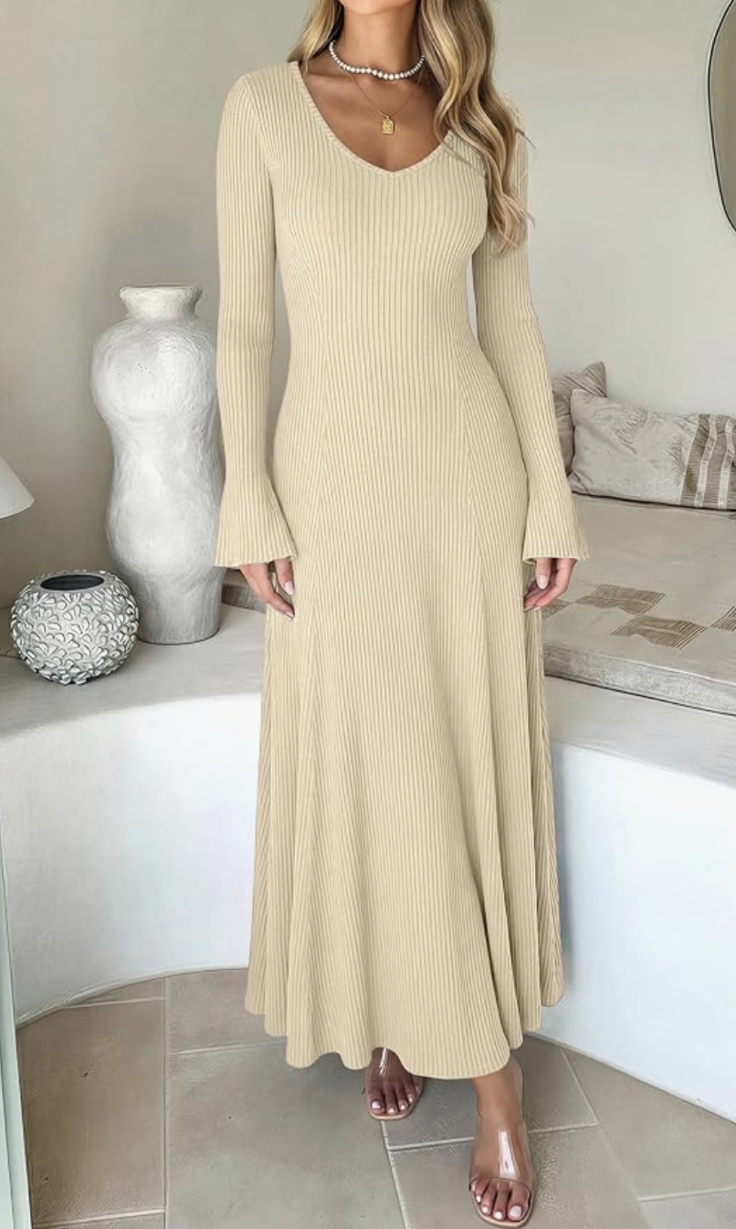 Vestido maxi tejido beige de manga larga y escote en V
