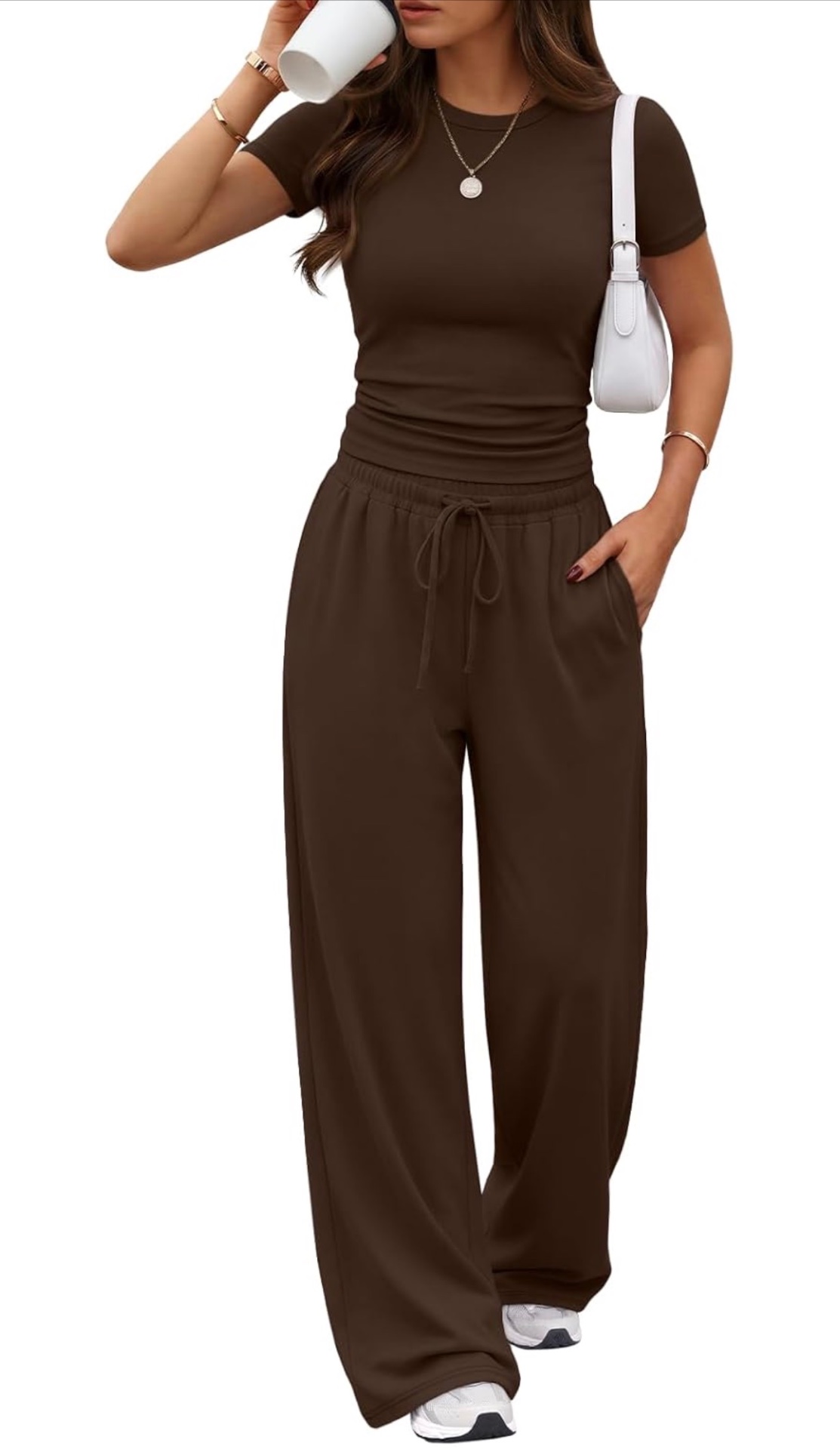 Conjunto café de dos piezas con camiseta ajustada y pantalón de pierna ancha