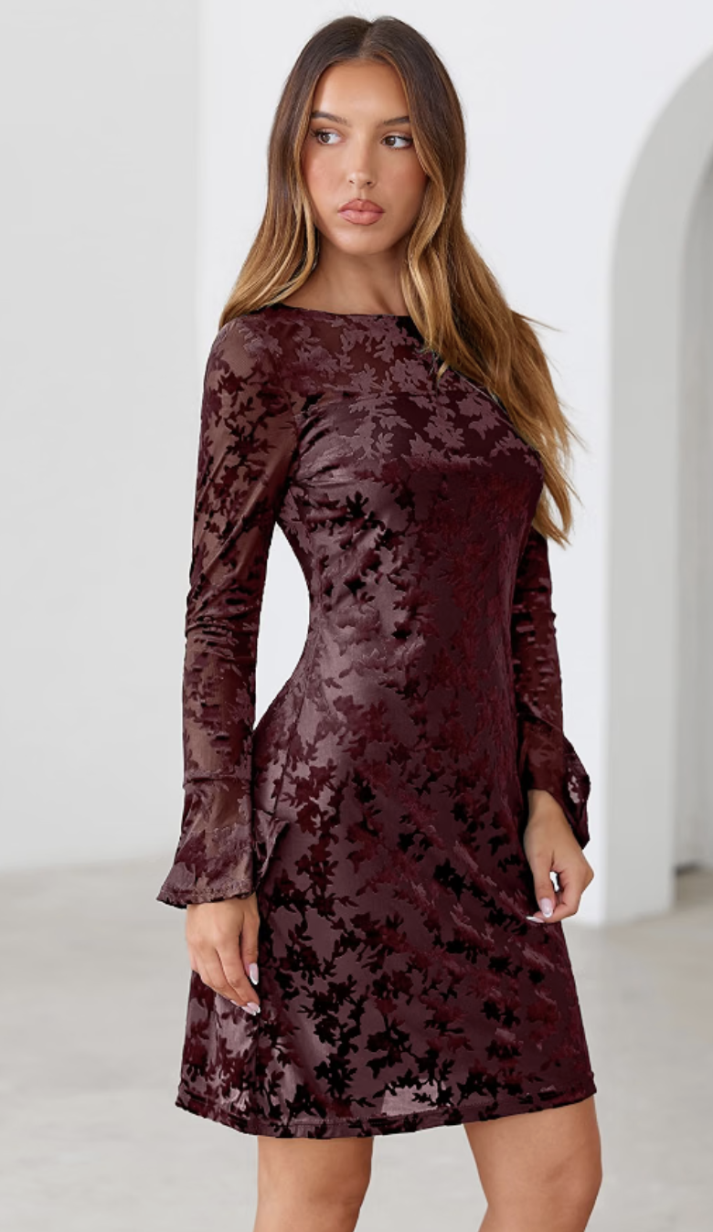 Vestido corto burgundy con textura floral de terciopelo