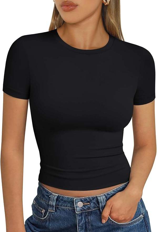 Camiseta básica negra ajustada de manga corta