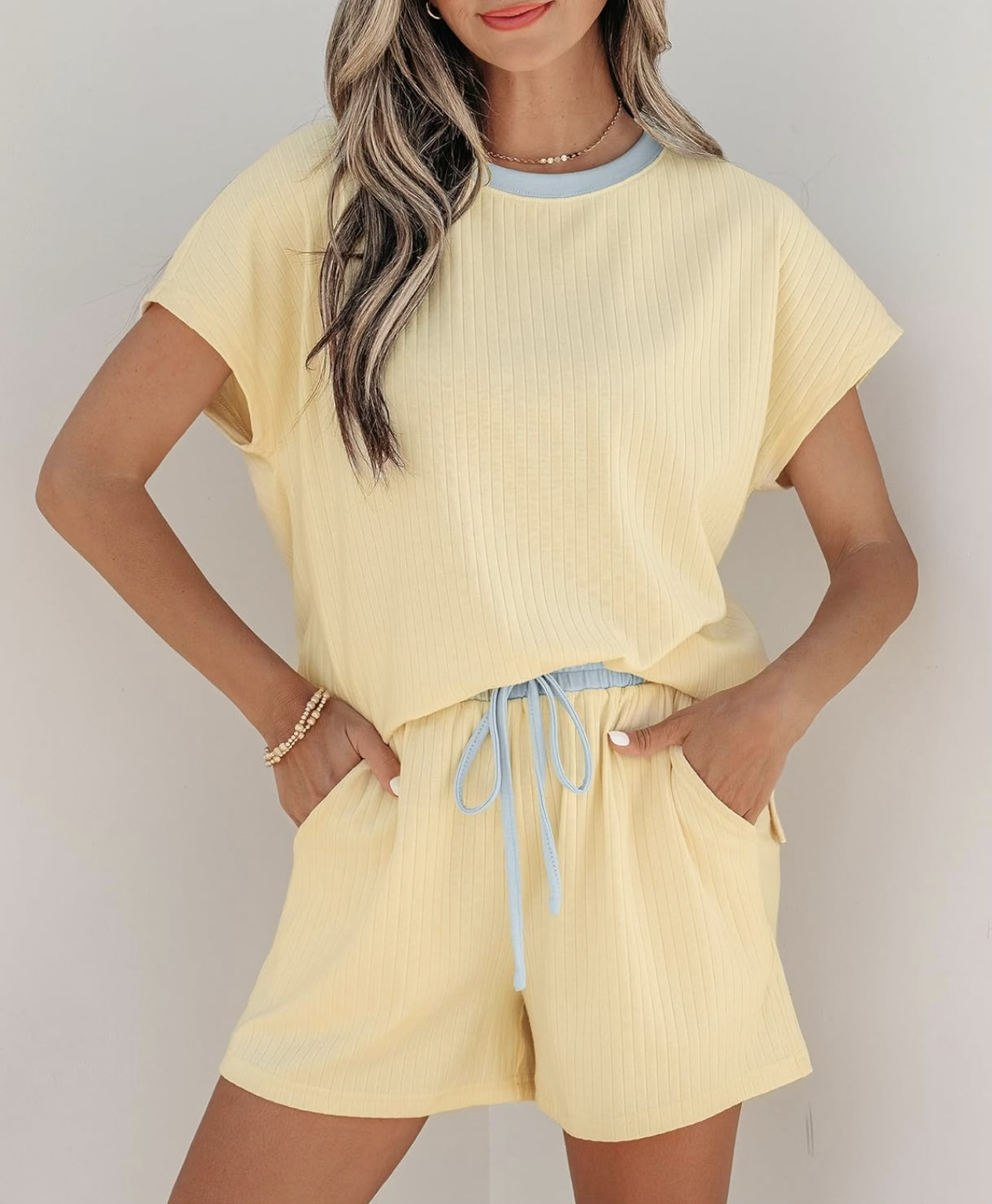 Conjunto acanalado amarillo crema con camiseta y shorts con cordón celeste
