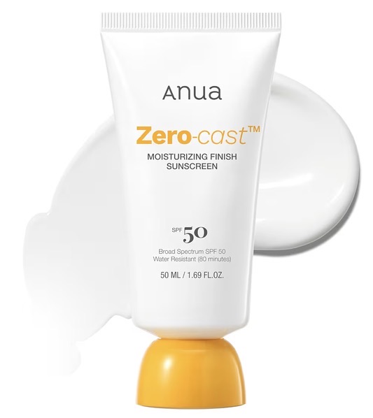 Protector solar facial en tubo blanco sobre fondo rosa suave con luz natural de verano